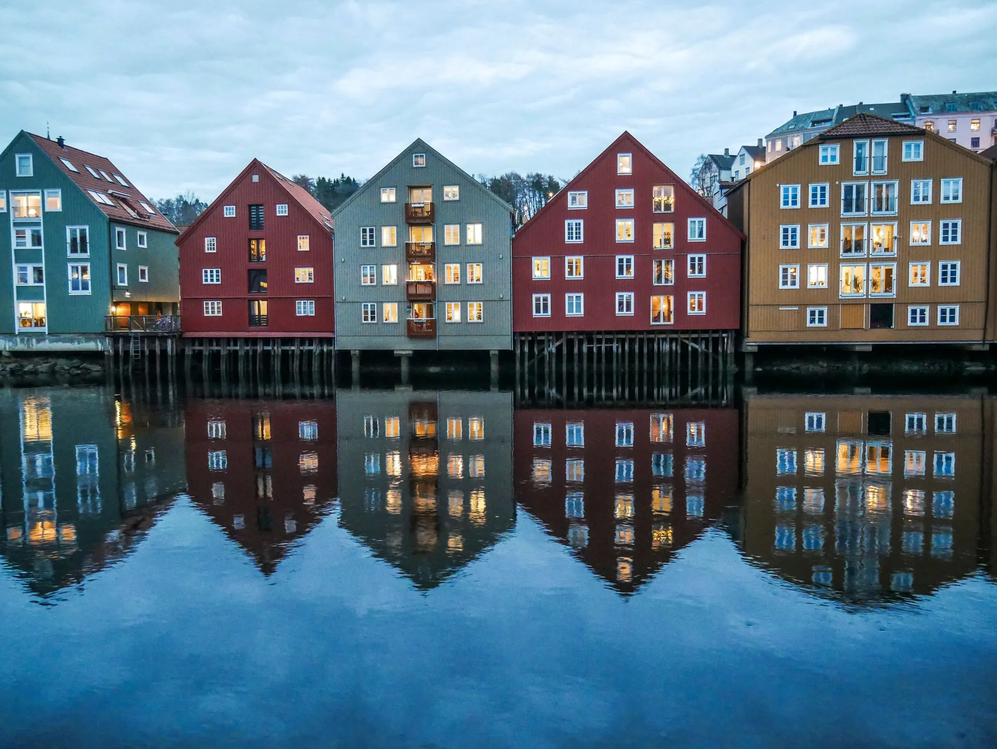 Bryggene langs Nidelva i kveldslys